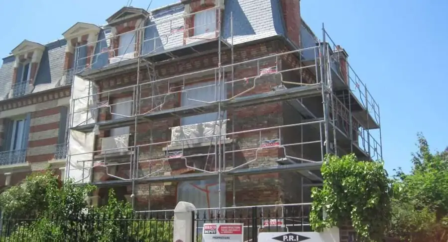Chantier de ravalement en cours : nettoyage de façade en briques à Nanterre