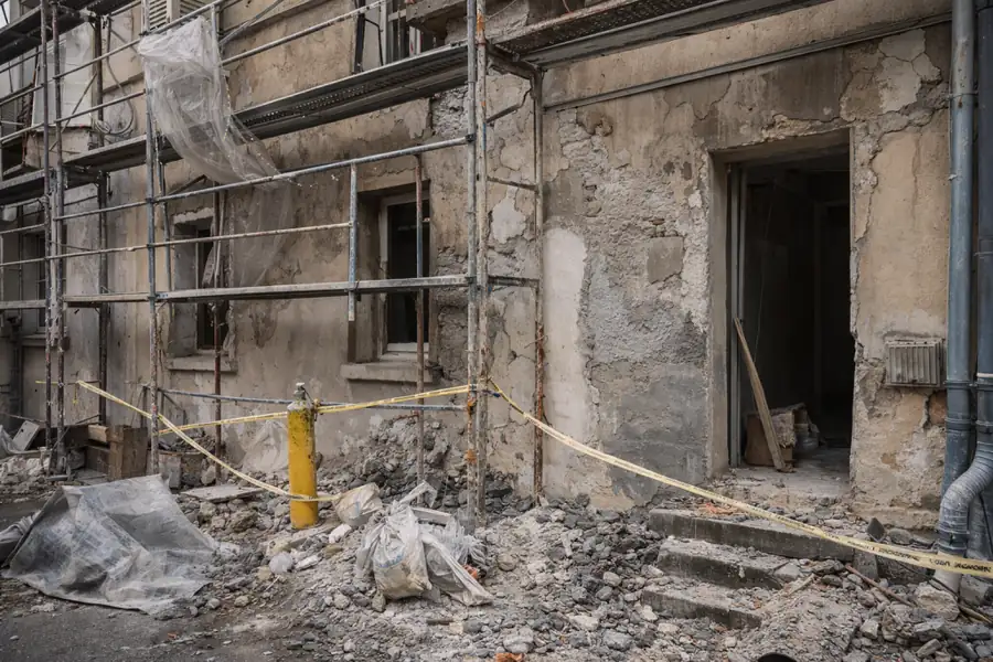 Exemple de chantier de ravalement mal maîtrisé : protections insuffisantes et finitions approximatives